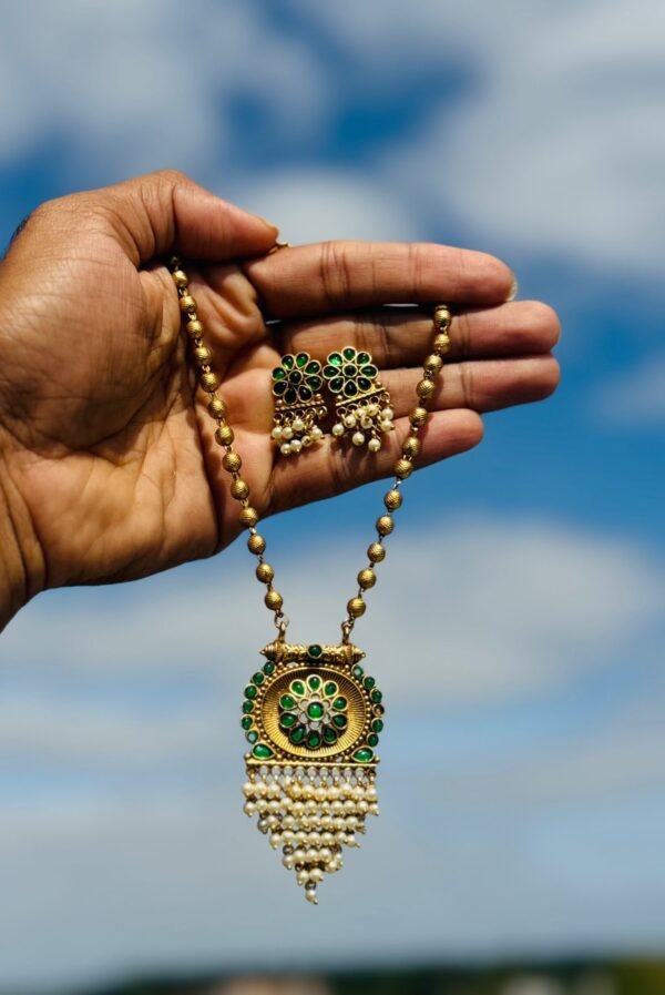 Green kemp stone with pearl hanging golden haaram