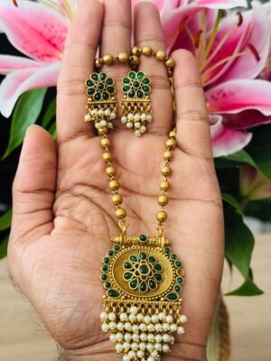 Green kemp stone with pearl hanging golden haaram