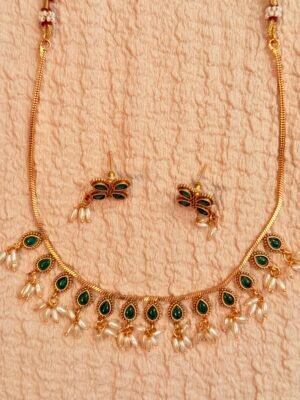 Stylish Emerald necklace with oval pearl hangings