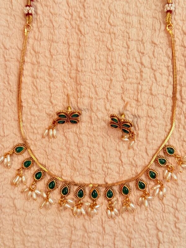 Stylish Emerald necklace with oval pearl hangings