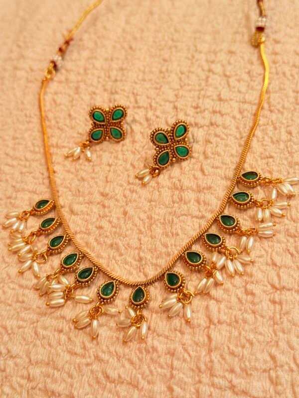 Stylish Emerald necklace with oval pearl hangings