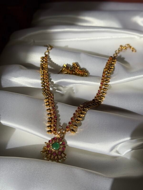 Premium ruby and green kemp attigai small haaram