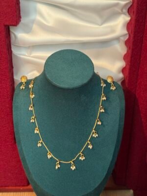 Simple gold chain with pearl hang