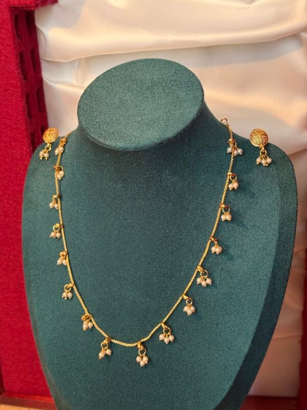 Simple gold chain with pearl hang