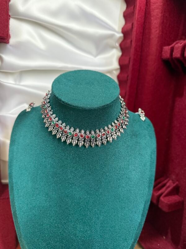 Simple silver design choker necklace set