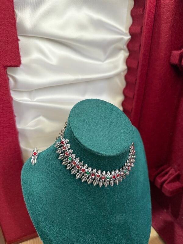 Simple silver design choker necklace set